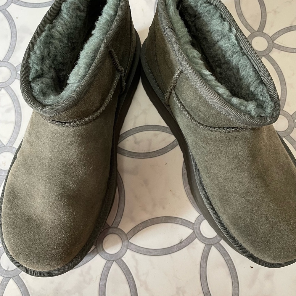 Women's UGG Short Suede Slip-On Platform Winter boots in Olive size 9